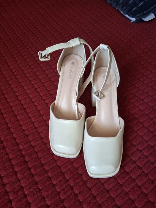 Туфлі на високому підборі