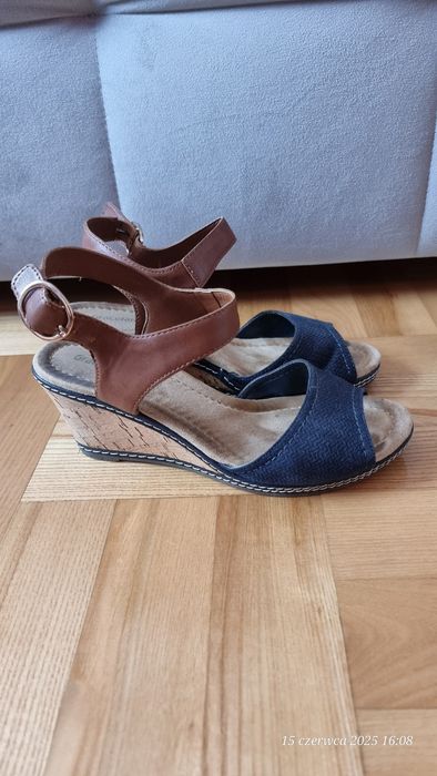 Sandały na koturnie