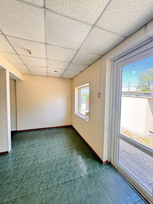 Продам магазин 35 кв. м. ЦЕНТР Є САНВУЗОЛ під торгівлю, салон