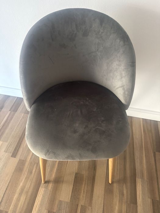 Cadeirão cinza com pernas em madeira