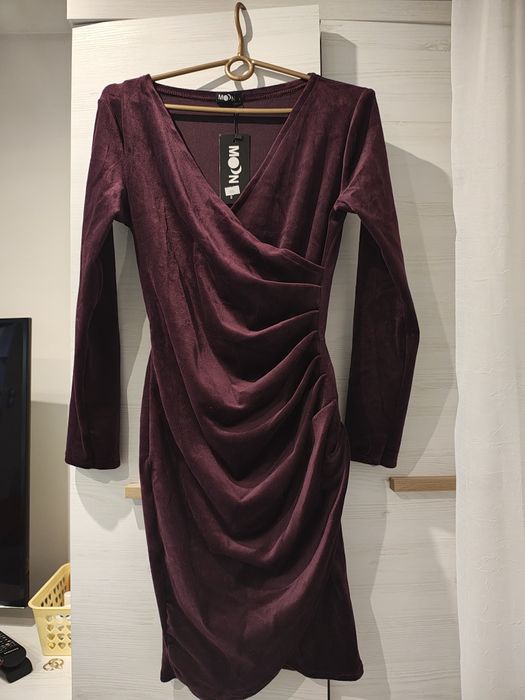 Nowa welurowa sukienka