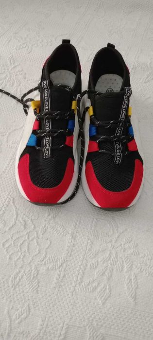 Várias sapatilhas em bom estado