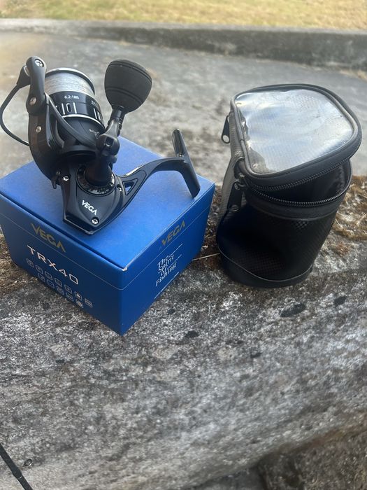 Cana de pesca daiwa spinning carbono + carreto vega + amostras