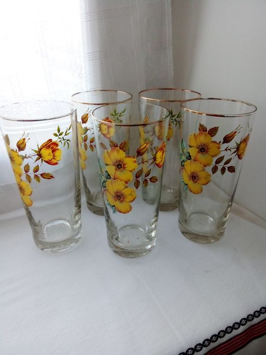 Чашечки,стаканы,остатки посуды