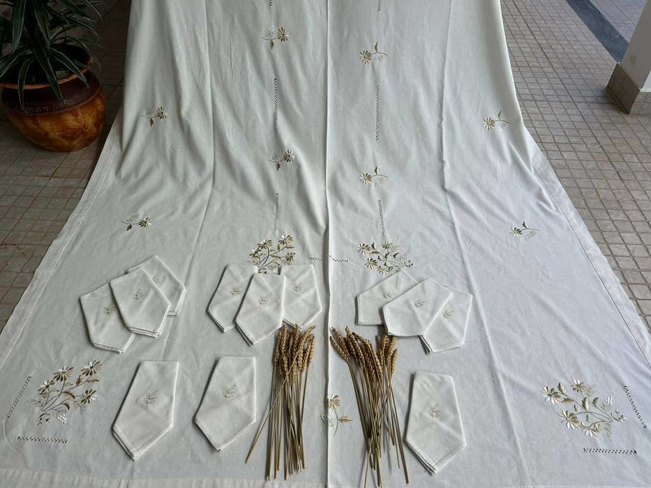 Toalha de Mesa em Linho Bordada + 12 Guardanapos