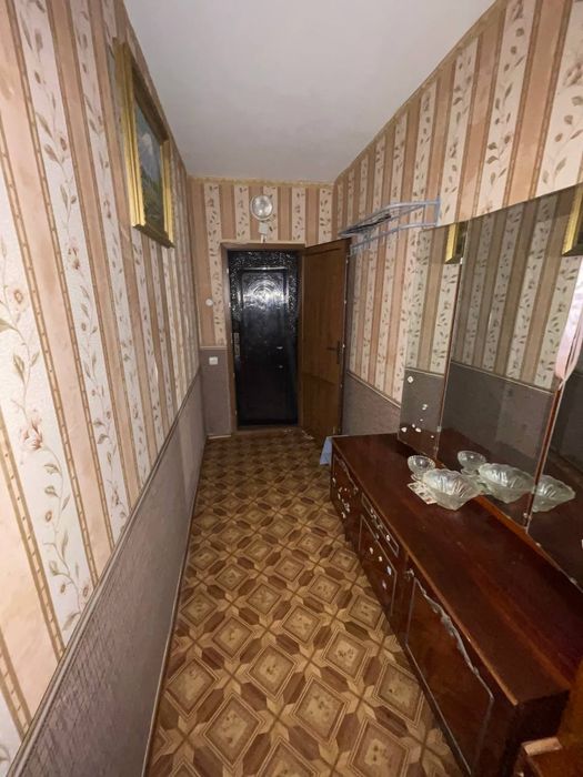 Оренда квартири  в місті Херсон . Перший поверх . Опалення працює .