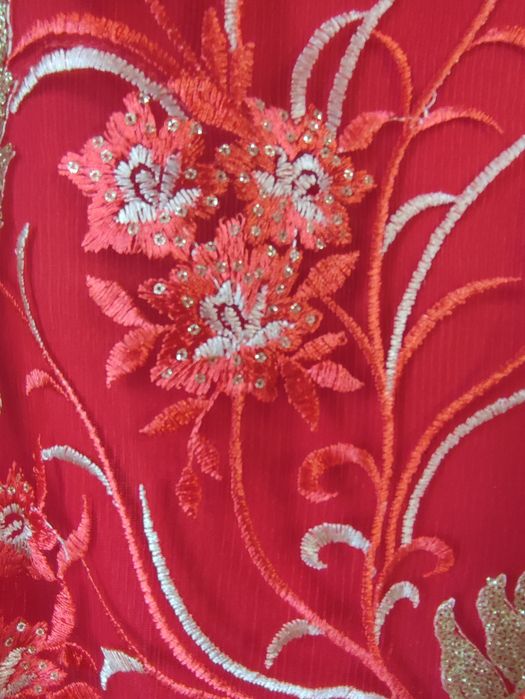 Продам святкову сукню з вишивкою