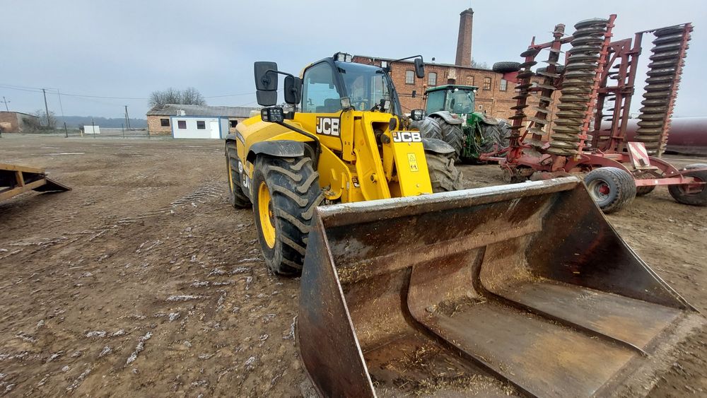 Wynajem ładowarek teleskopowych JCB