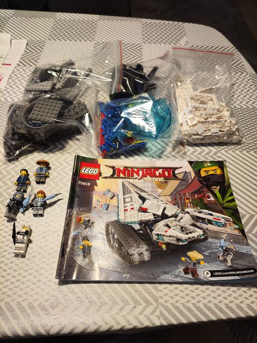 Zestaw LEGO Ninjago Movie - Lodowy pojazd pancerny 70616