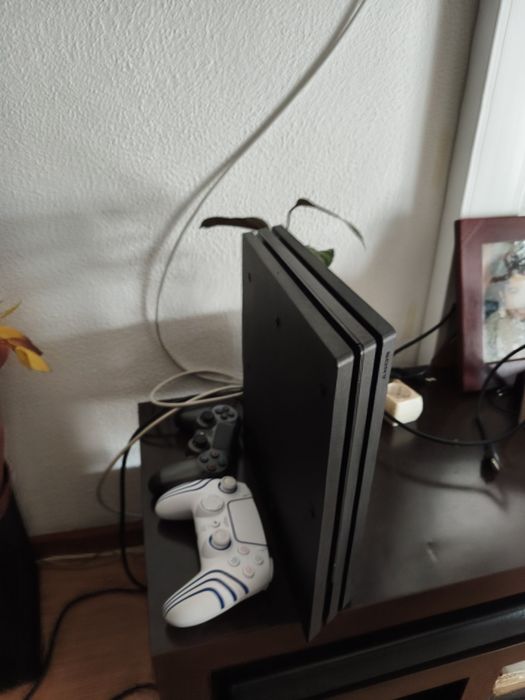 PS4 PRO 1TB  mais 3 Jogos