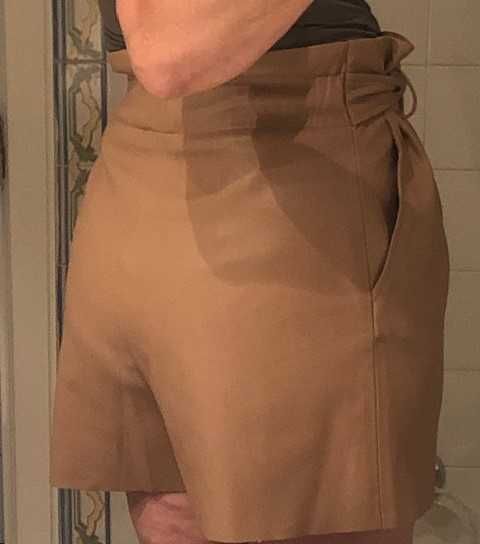 Calção senhora, em pele,  cor bege (tom camurça) marca Zara