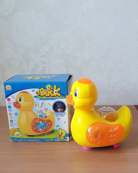 Музыкальная игрушка уточка двигается, светится