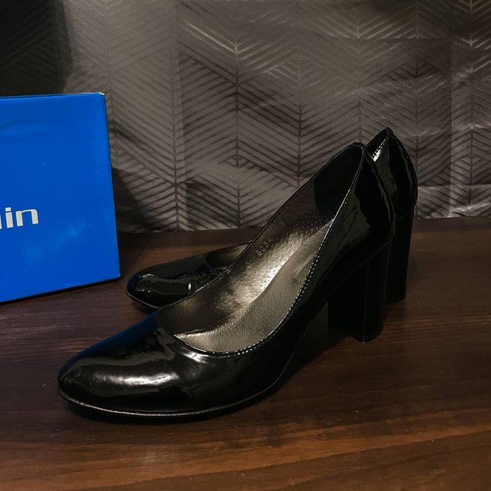 Продам нові шкіряні ( лак ) туфлі. На середню ніжку  39 р. ( 25.5см.)