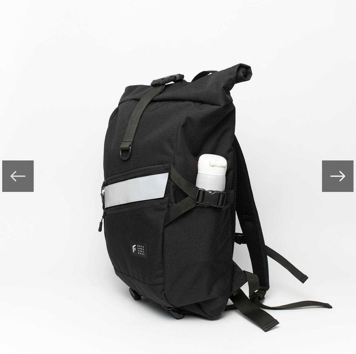 Mochila preta com detalhe refletor