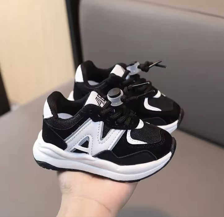 Дитячі стильні кросівки на весну