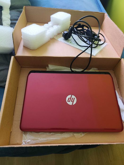 Laptop HP 15 , dziala tylko pod ładowarka ,
