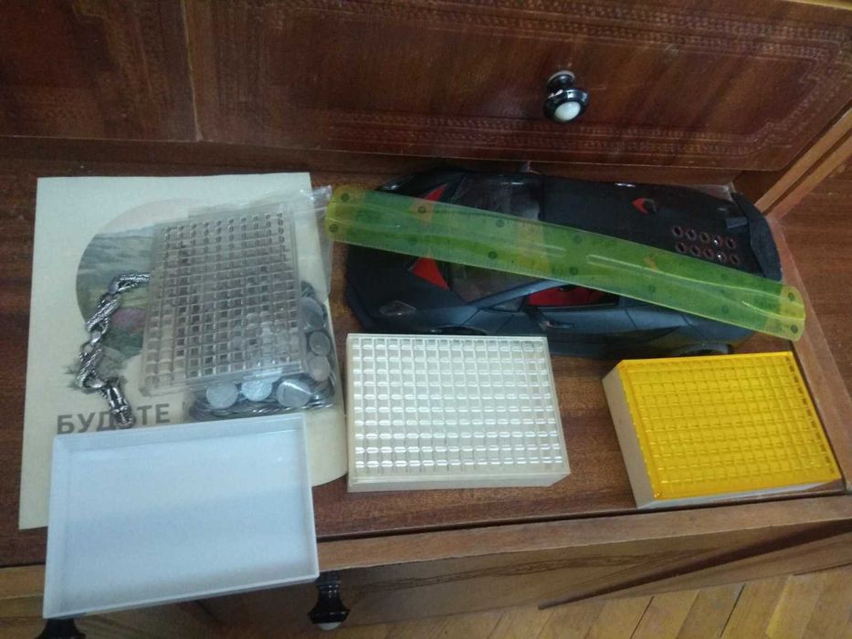 іграшка машинка та інші