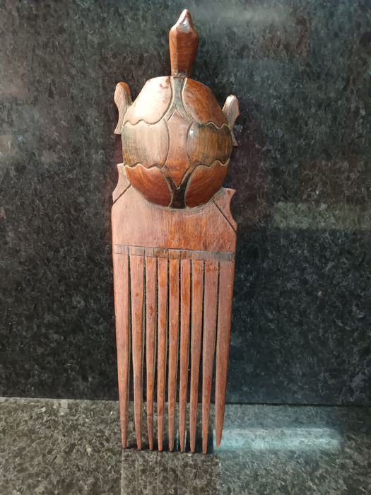 Pente Africano muito antigo