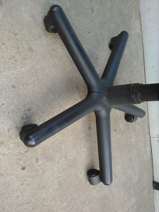 Офисное кресло стул на колесах