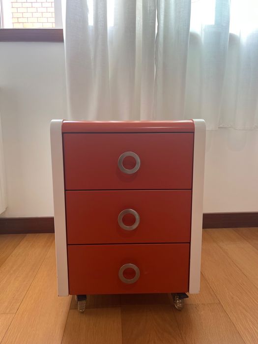 Mesa de cabeceira com rodas