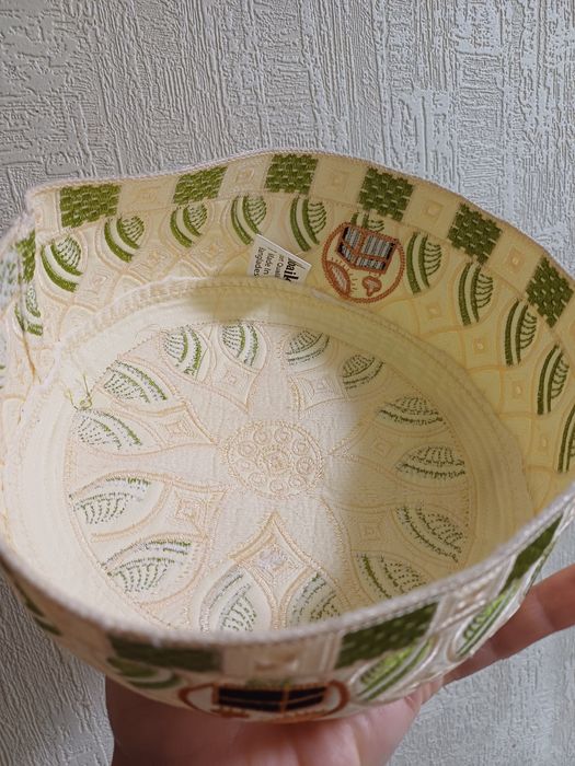 Тюбетейка с Кааба.Вышитая светлая тюбетейка с изображением Каабы.Новая