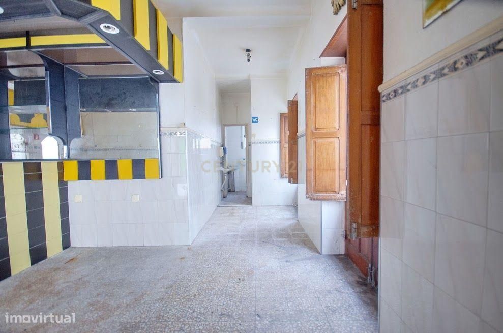 Prédio - Apartamento + Espaço Comercial - Centro Histórico da Nazaré
