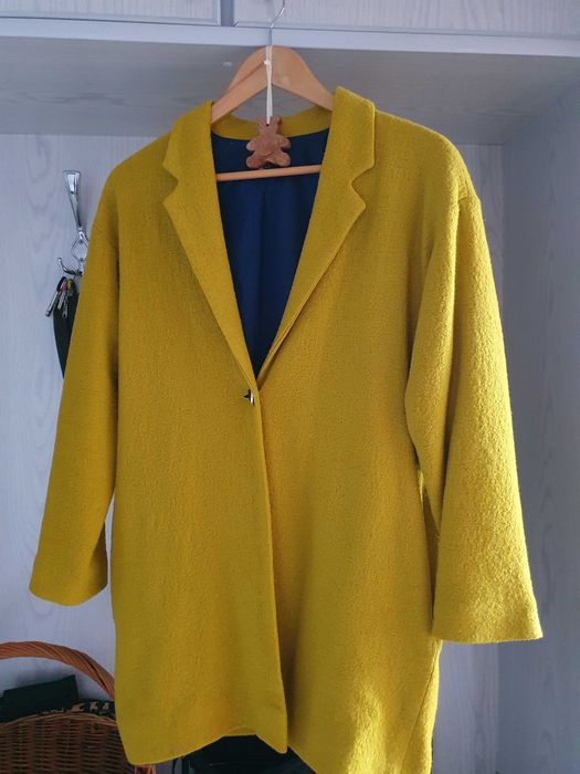 Sprzedam płaszcz koloru żółtego