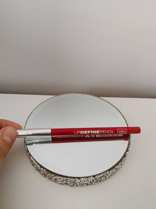 Czerwona konturówka do ust Wibo