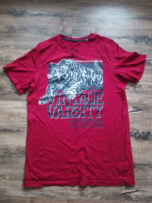 Футболка Here there