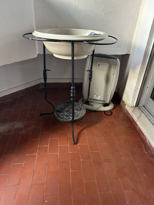 Lavatorio antigo com pes em ferro