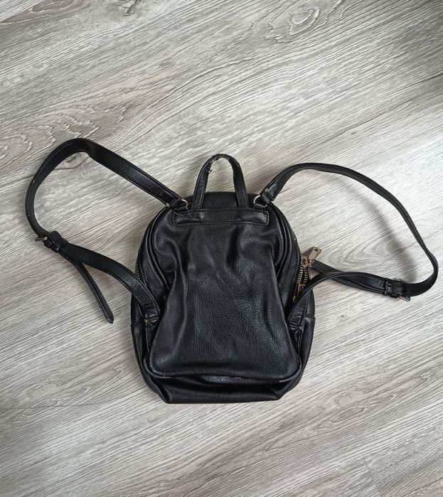 Damski plecak na plecy Guess 81 pojemny