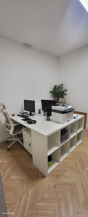 Escritório moderno de 30m² com acessibilidade e montra