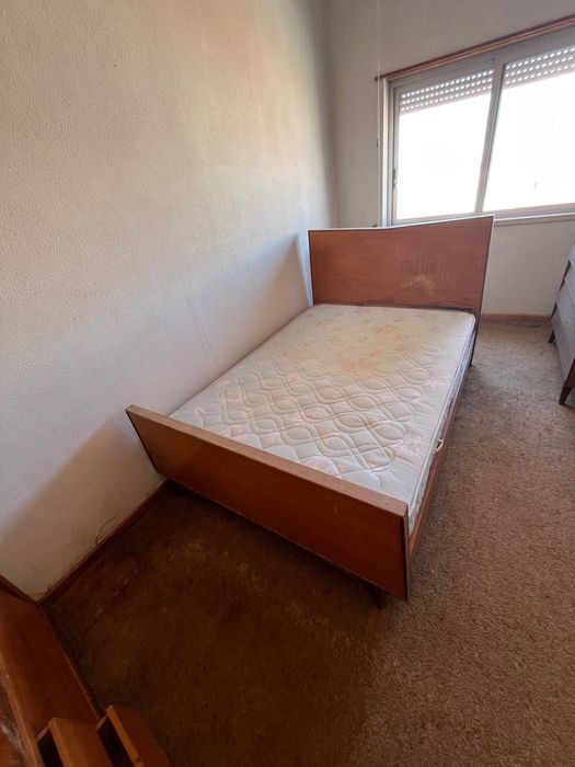 Cama de quarto e cómoda