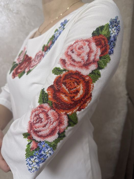 Біла вишита сукня жіноча