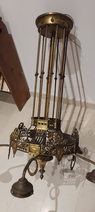 Candeeiro antigo em bronze e globos de vidro, de tecto