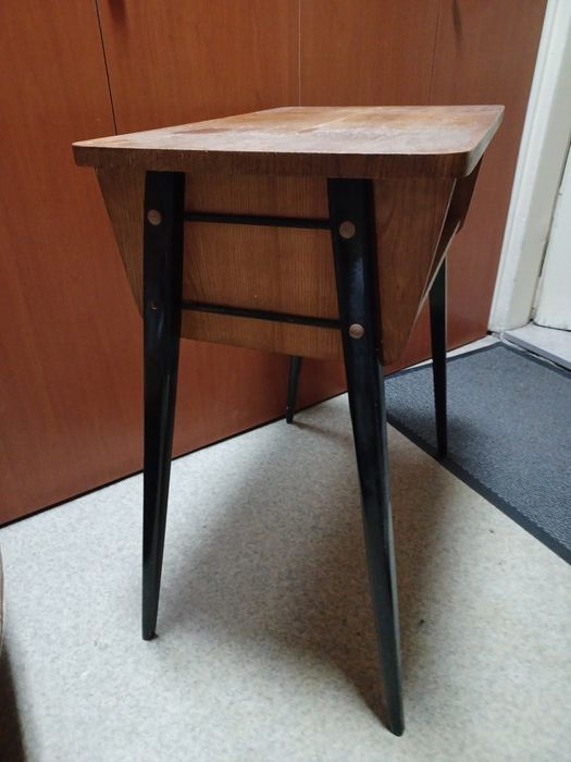 Stolik pod radio (typ 600-203 B) Przeds. Obróbki Drewna w Koronowie.