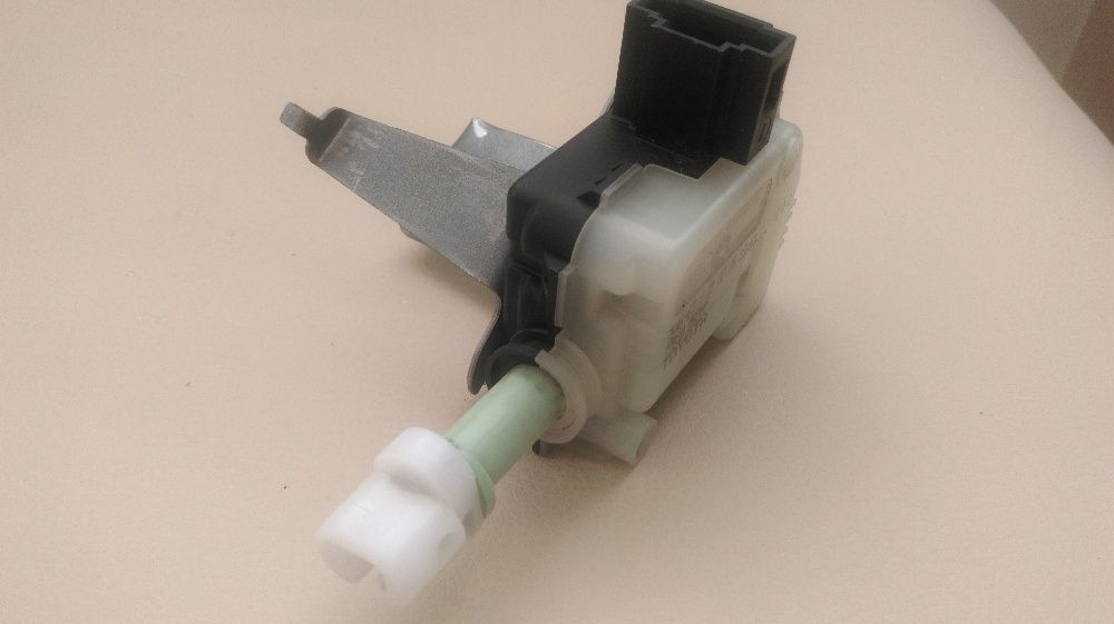 Механизм активатор привод открывания лючка бензобака Toyota Тойота.