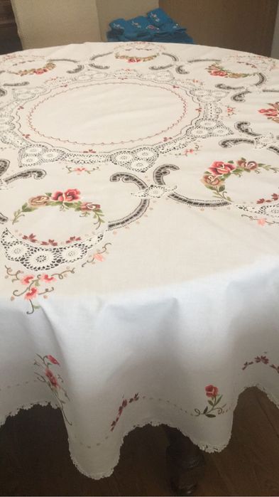 Linda toalha bordada redonda