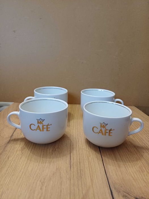 Komplet 4 filiżanek białych mc cafe ze złotym napisem i rantem