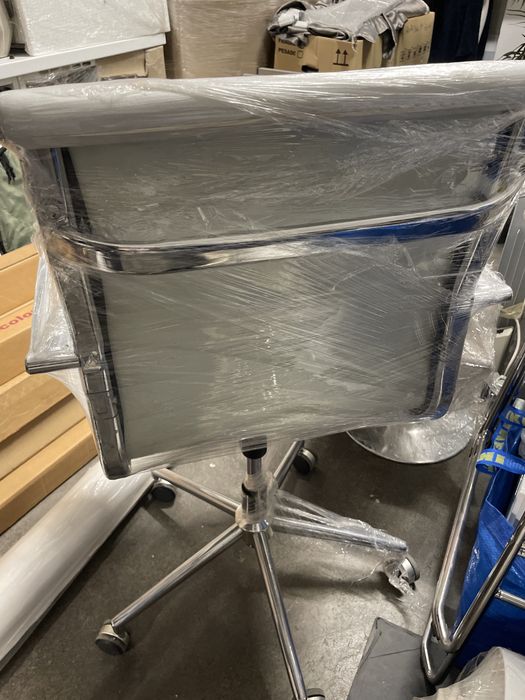 Cadeira escritorio design com rodas cromadas.