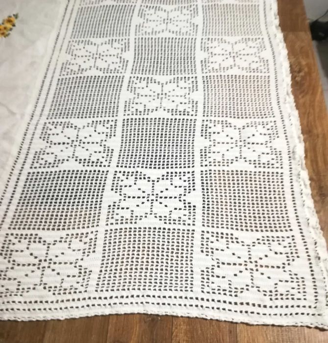 Toalha de mesa em algodão com bordados e crochê feitos à mão