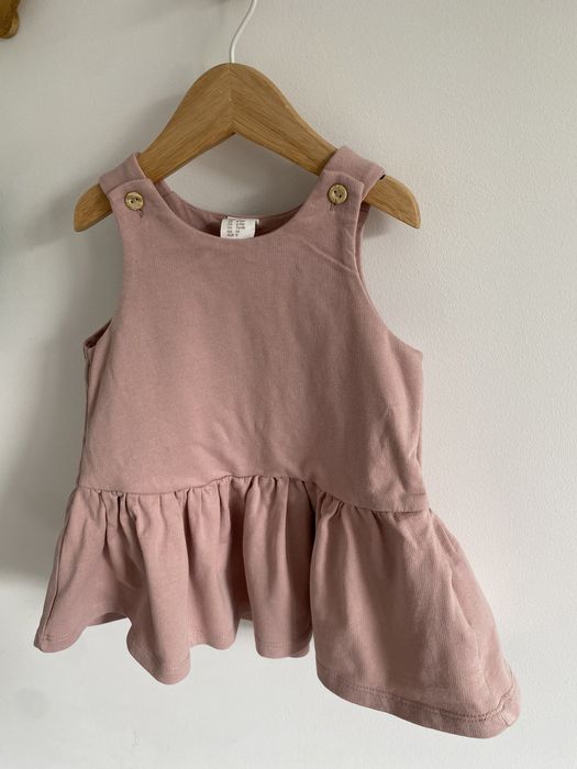 Sukienka h&m 74 pudrowy róż falbanka guziki