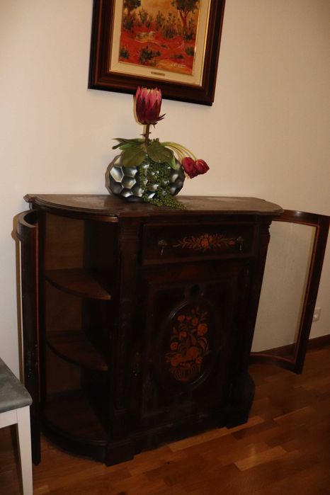 Móvel com vitrine lateral