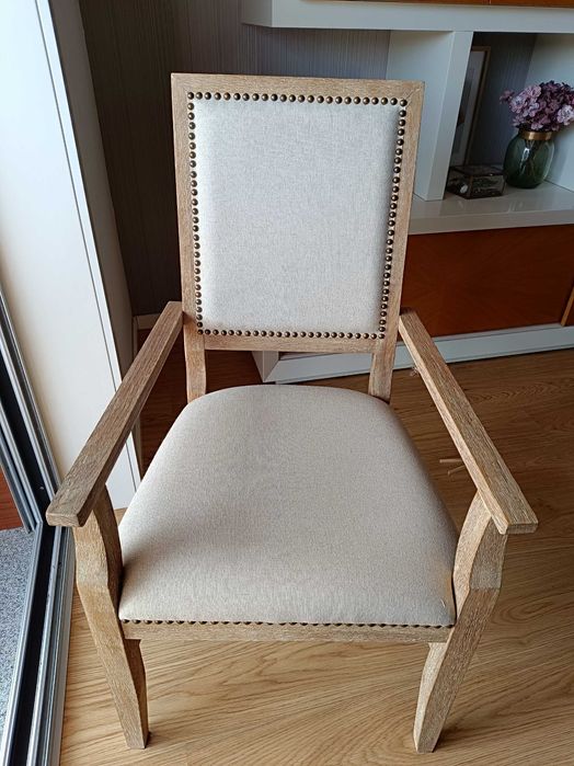 Cadeirões de madeira maciça e linho (El Corte Inglés)