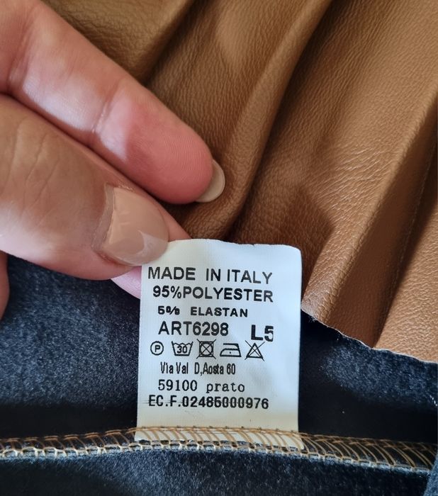 Saia castanha, toda às pregas. Com cinto e fecho atrás. L