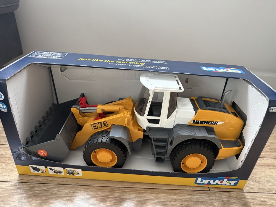 Nowa koparko ladowarka firmy Bruder