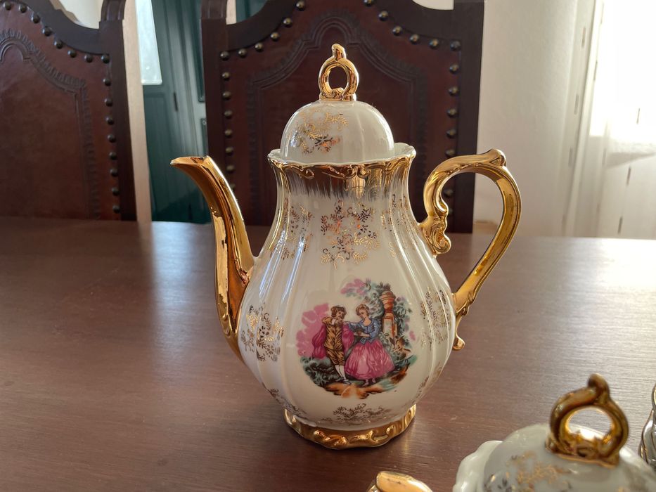 Serviços de chá e café debruados a dourado