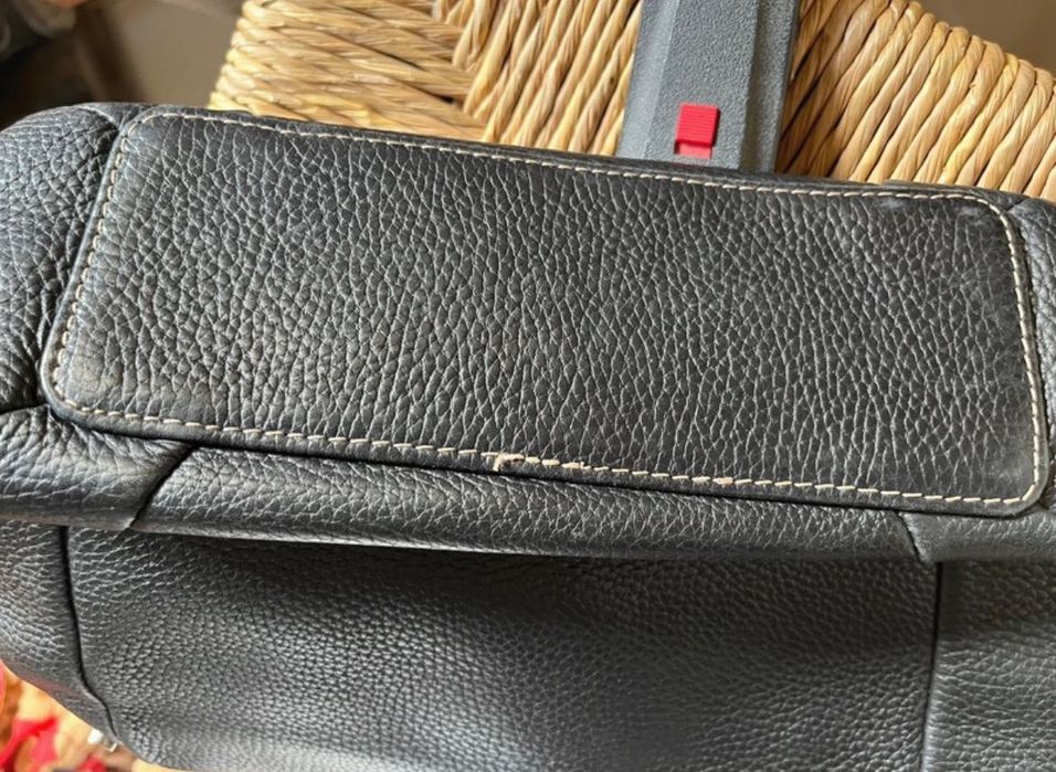 Mala de ombro preta em pele marca espanhola 
Medidas : 32 x 21 x 8 cms