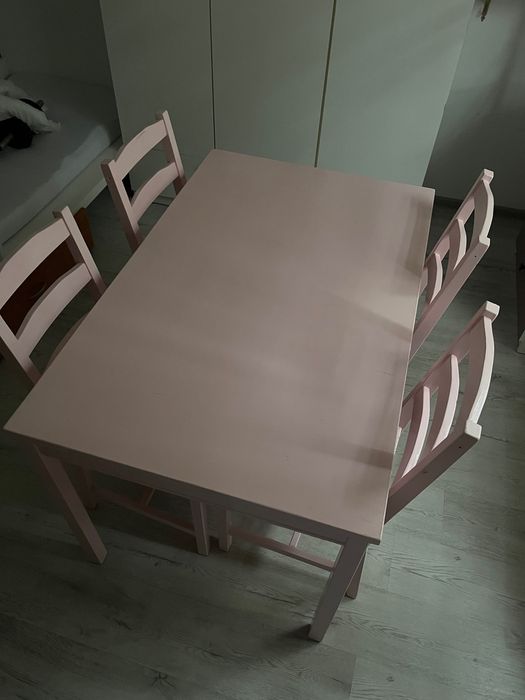 Stół i 4 krzesła w ciekawym kolorze