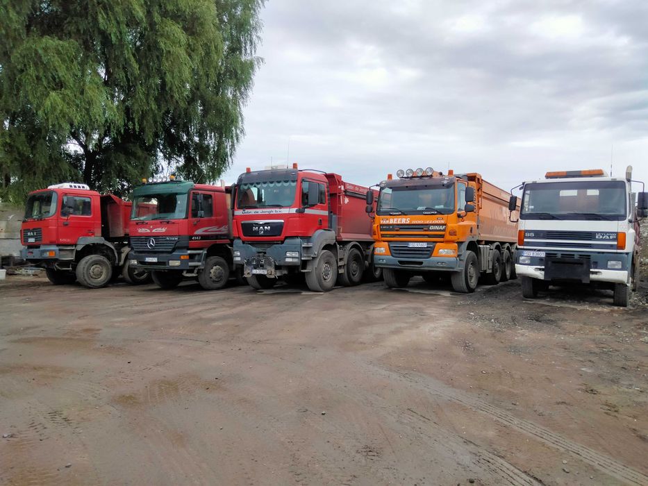 Transport Wywrotką Czteroosiową Naczepą Wanną Wywrotki Usługi Wozidłem